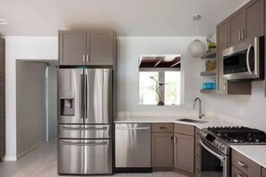 Refrigerador, microondas, horno y parrilla de estufa 