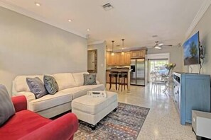 TV - Private & Haven-ly pool home on boating canal (Key Haven)