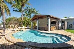 A heated pool - Private & Haven-ly Pool Home on Boating Canal (Key Haven)