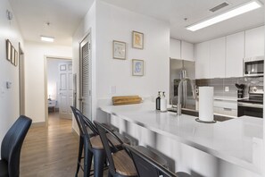 Een koelkast, een microgolfoven, een oven, een kookplaat