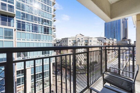 Property grounds - Cozy City Charm | Spacious, Parking, Balcony, Gym (Charlotte)