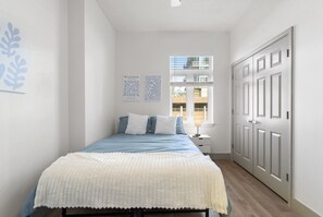 3 室のベッドルーム、デスク、アイロン / アイロン台、WiFi