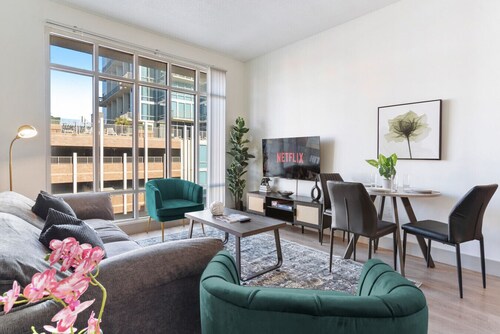 Uptown Luxury | Top Floor King Suite, Free Parking