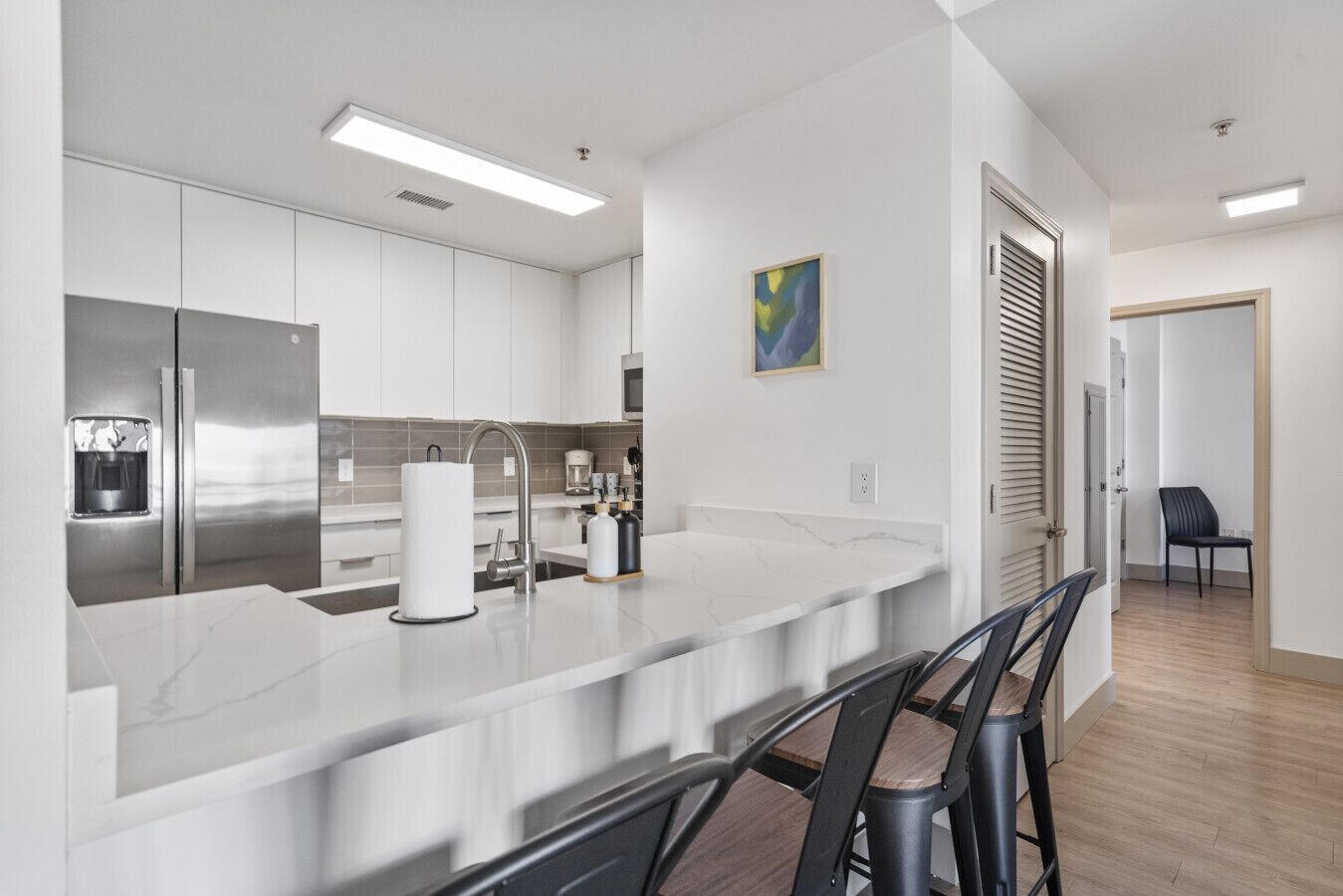 Een koelkast, een magnetron, een oven, een kookplaat