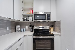 Jääkaappi, mikroaaltouuni, uuni, liesi