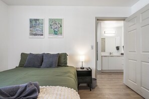 4 bedrooms, desk, iron/ironing board, WiFi - Bright Uptown Bliss | Free Parking, Walkable, Views (Charlotte)