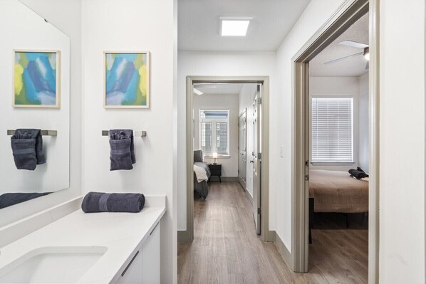 4 slaapkamers, een bureau, een strijkplank/strijkijzer, wifi