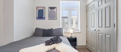 4 bedrooms, desk, iron/ironing board, WiFi