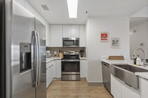 Een koelkast, een microgolfoven, een oven, een kookplaat