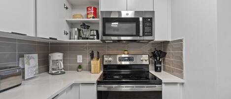 Réfrigérateur, micro-ondes, four, plaque de cuisson