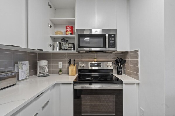 Køleskab, mikrobølgeovn, ovn, kogeplade