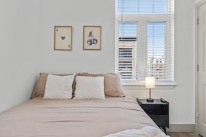 4 bedrooms, desk, iron/ironing board, WiFi - Urban Oasis | Balcony, Free Parking, Views, Gym (Charlotte)