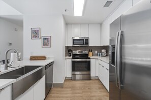 Køleskab, mikrobølgeovn, ovn, kogeplade