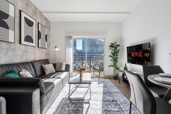 TV - Modern Marvel | Free Parking, Gym, Near Stadium (Charlotte)