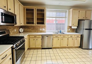 Fridge, microwave, oven, stovetop - 3BE/2BA house in Downtown Frisco with back yard (Frisco)