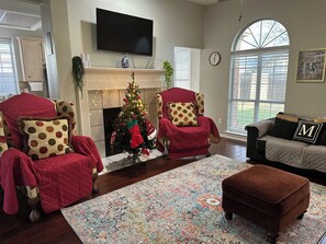 Smart TV, fireplace, books - 3BE/2BA house in Downtown Frisco with back yard (Frisco)