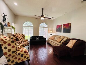 Smart TV, fireplace, books - 3BE/2BA house in Downtown Frisco with back yard (Frisco)