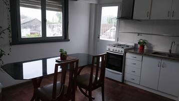 Refrigerador, microondas, tetera/pava eléctrica, utensilios de cocina