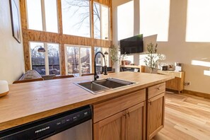 Oven, stovetop, cookware/dishes/utensils