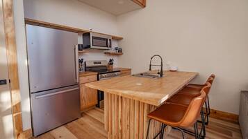 Oven, stovetop, cookware/dishes/utensils