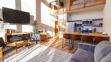 Televisión y chimenea