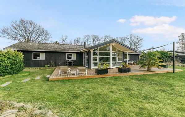 Exterior - Nice home in Strøby with WiFi (Strøby)