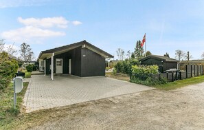 Exterior - Nice home in Strøby with WiFi (Strøby)