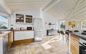 Geladeira, micro-ondas, cooktop, lava-louças
