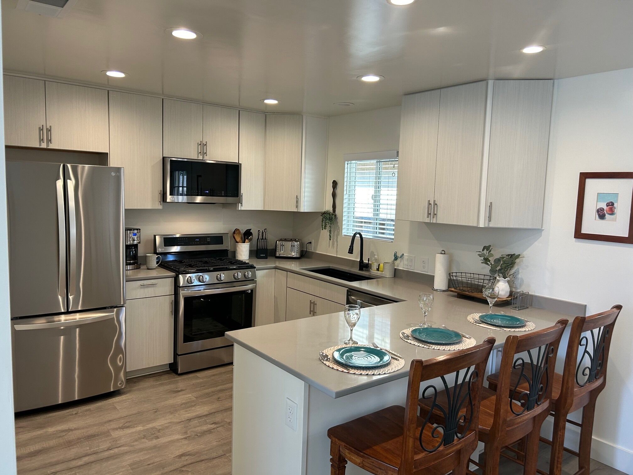 Réfrigérateur, micro-ondes, four, plaque de cuisson