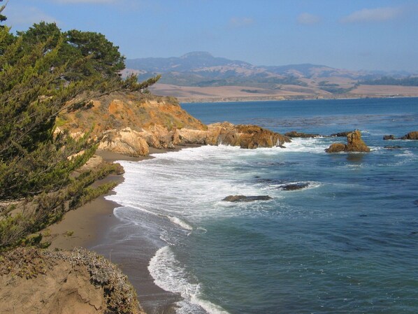 Ranta lähistöllä, aurinkotuoleja