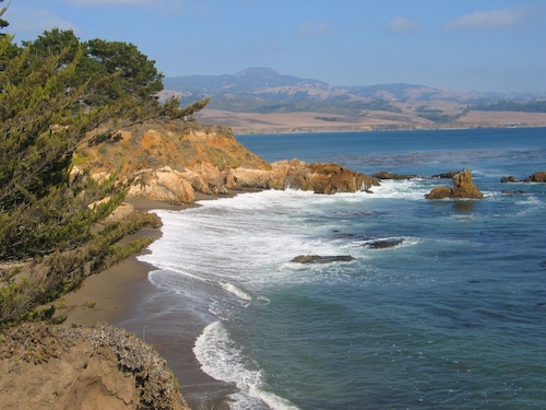 West End Grover Beach 2 bed 1 bath unit. Blocks to beach. Outdoor living space!