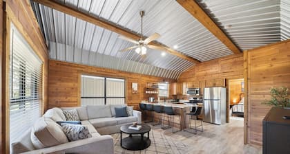 Charming cabin in delightful Brenham with Luxury Amenities