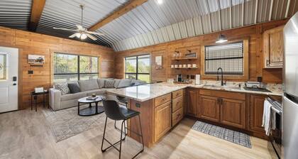 Charming cabin in delightful Brenham with Luxury Amenities