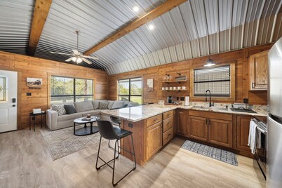 Charming cabin in delightful Brenham with Luxury Amenities 