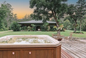 Outdoor spa tub