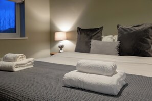 2 bedrooms, iron/ironing board, free WiFi, bed sheets - Stylish 2-Bed Apartment with Parking & City Access (Hereford)