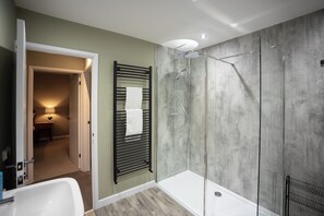 Hair dryer, towels, soap, toilet paper - Stylish 2-Bed Apartment with Parking & City Access (Hereford)