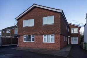 Exterior - Stylish 2-Bed Apartment with Parking & City Access (Hereford)