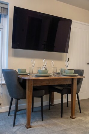 Dining - Stylish 2-Bed Apartment with Parking & City Access (Hereford)