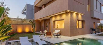 Villa Yas - 5-Stars - Heated Pool - Driver - Chef - Games - 15min to City Center