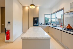 Réfrigérateur, four à micro-ondes, un four, surface de cuisson