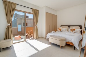 4 chambres, coffre-fort, fer et planche à repasser, lit de bébé portatif