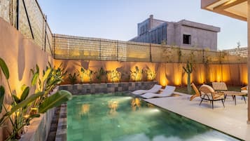 Piscina a l'aire lliure i piscina climatitzada
