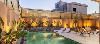 Villa Yas - 5-Stars - Heated Pool - Driver - Chef - Games - 15min to City Center