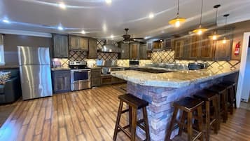 Een koelkast, een magnetron, een oven, een kookplaat