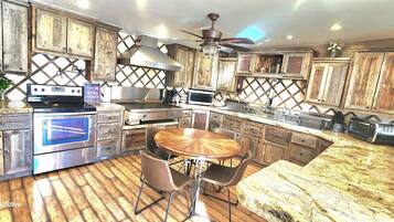 Een koelkast, een magnetron, een oven, een kookplaat