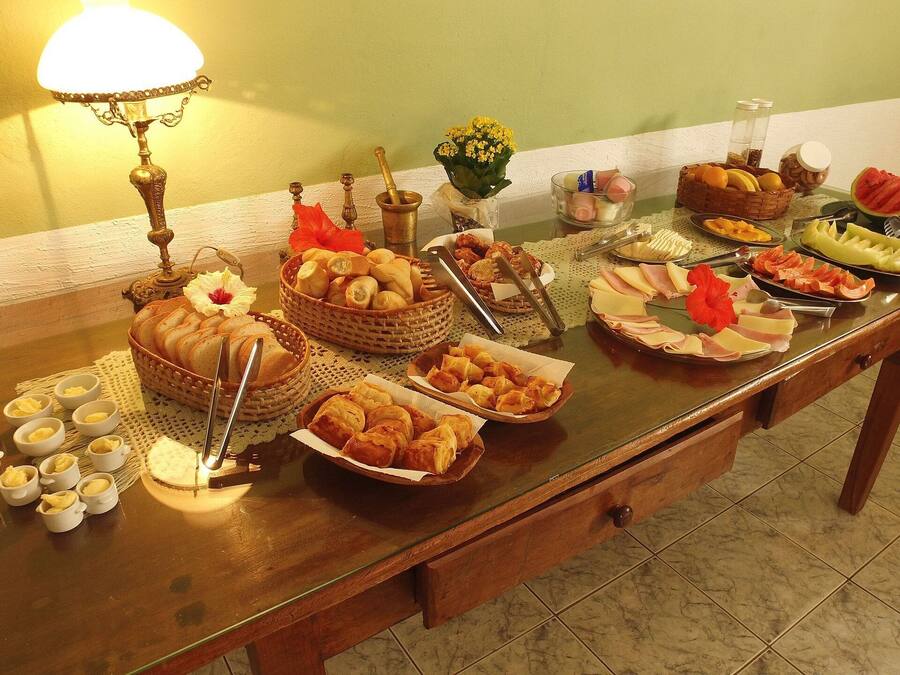 Una mesa de buffet con diversos alimentos y una lámpara decorativa.