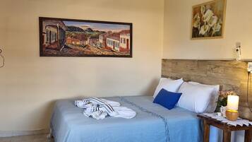 Habitación doble superior | Espacio para trabajar con laptop, wifi gratis y ropa de cama