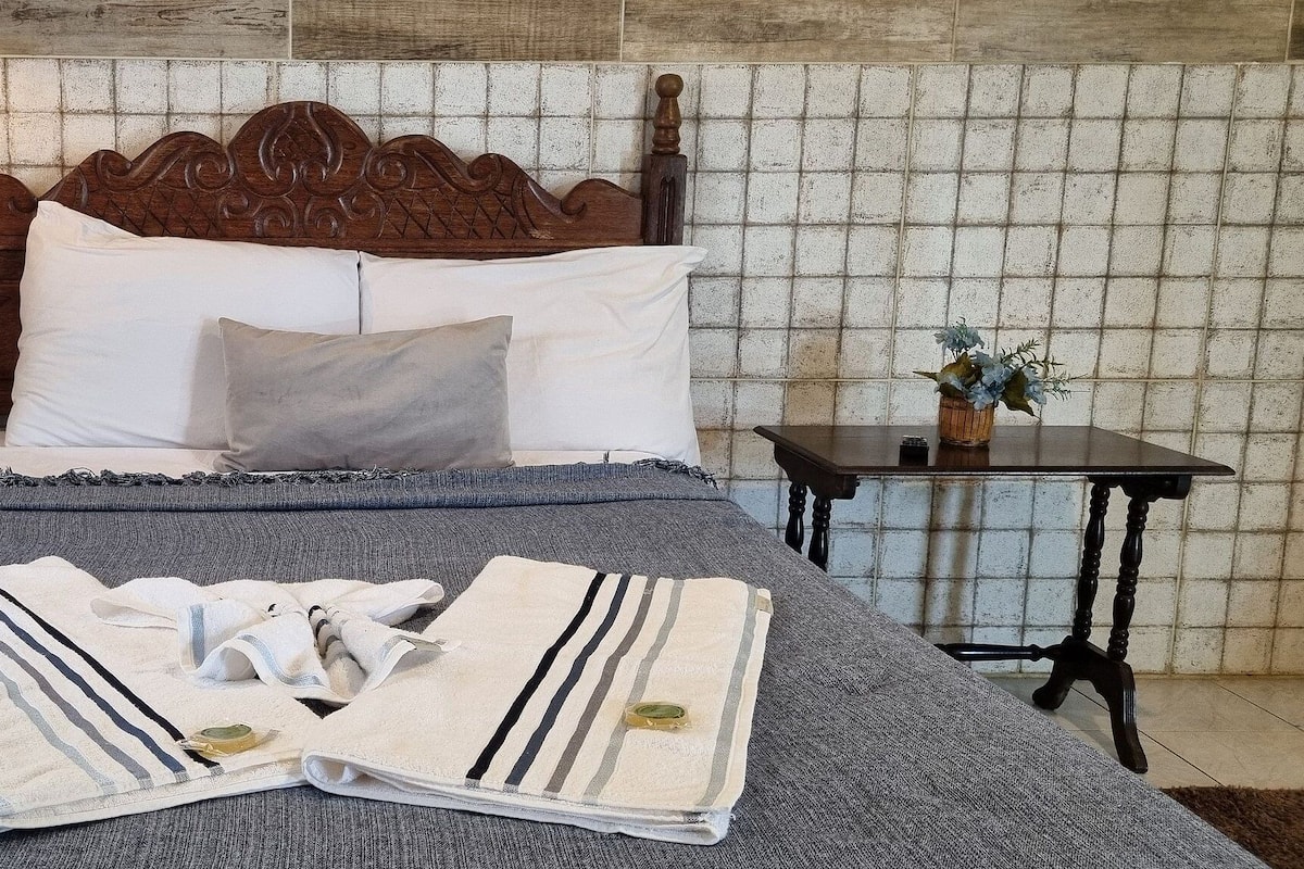 Basic Apartment | Ruang kerja komputer riba, Wi-fi percuma