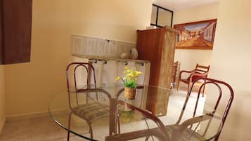 Basic Apartment | Dining